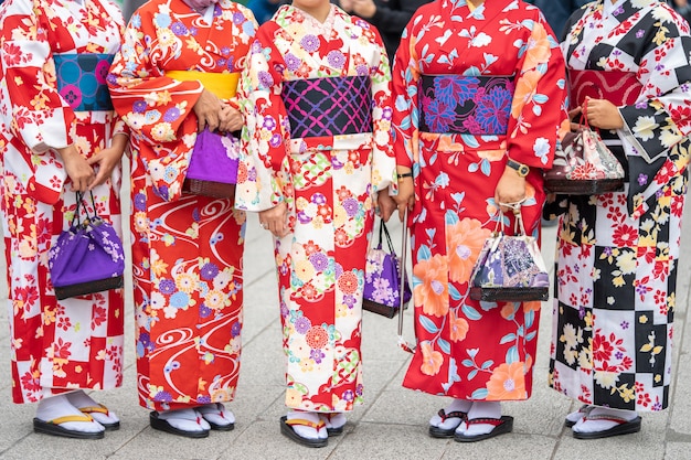 浅草寺の前に立つ日本の着物を着た少女