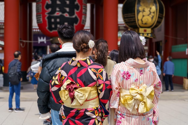 写真 京都に立つ日本の着物を着た少女 着物は日本の伝統的な衣服です 着物という言葉は実際に着るものを意味します