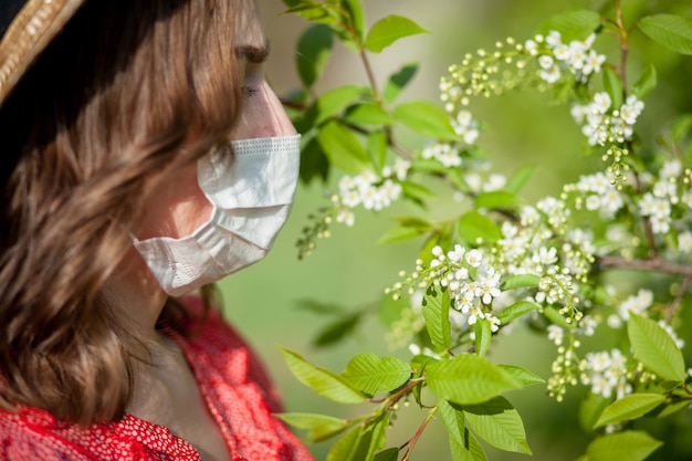 Foto ragazza che indossa una maschera medica all'aperto