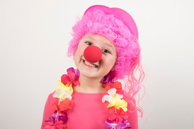 Foto parrucca da portare della ragazza e vetri del pagliaccio e sorridere per il carnevale