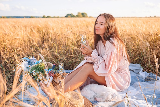 Молодая девушка на пшеничном поле в летний день
