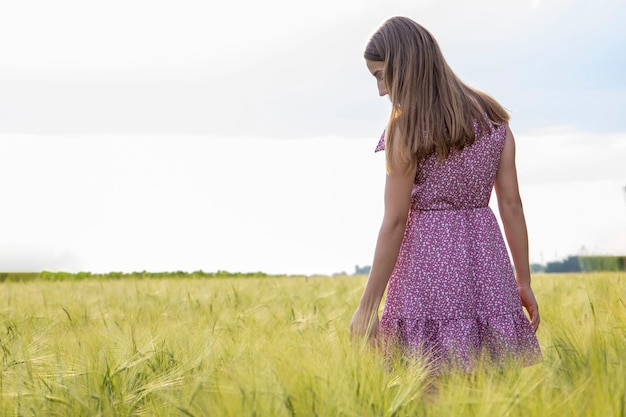 Молодая девушка в пшеничном поле