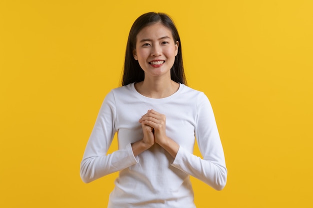 Foto giovane ragazza in look casual bianco sorriso e sentirsi grati.