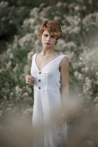 여자의 흰 드레스 시골 초상화에 어린 소녀