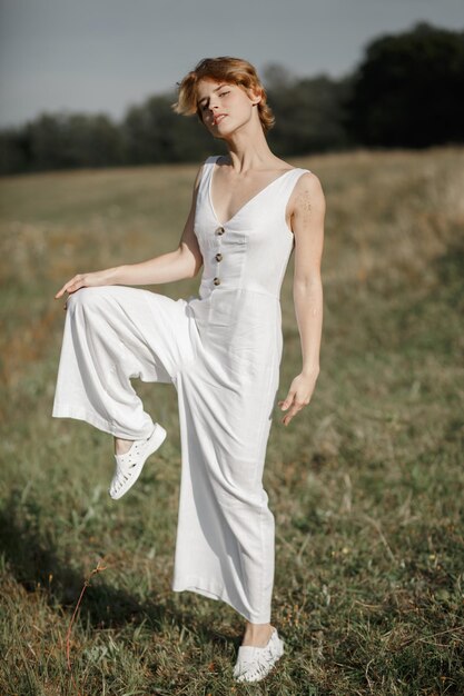 Foto giovane ragazza in abito bianco ritratto di campagna di una donna