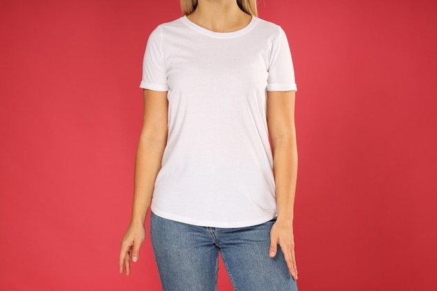 白いTシャツを着た若い女の子