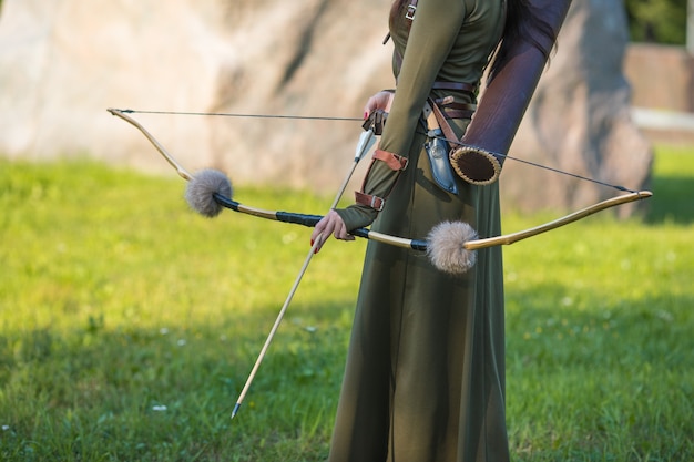 Photo young girl with arrows and bow