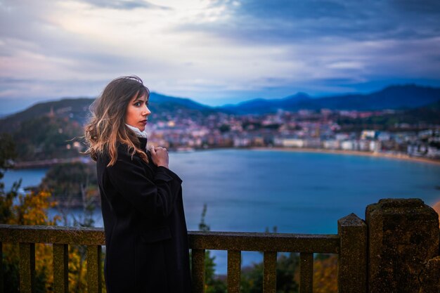 Photo young girl with beach scenery in the background