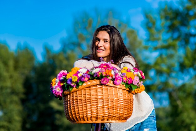 Giovane ragazza con una bicicletta