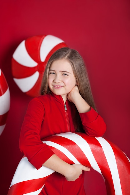 Молодая девушка с большой рождественской конфетой