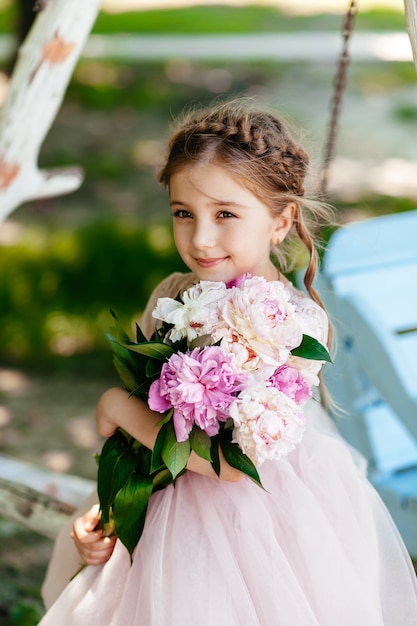 花の花束を持つ少女