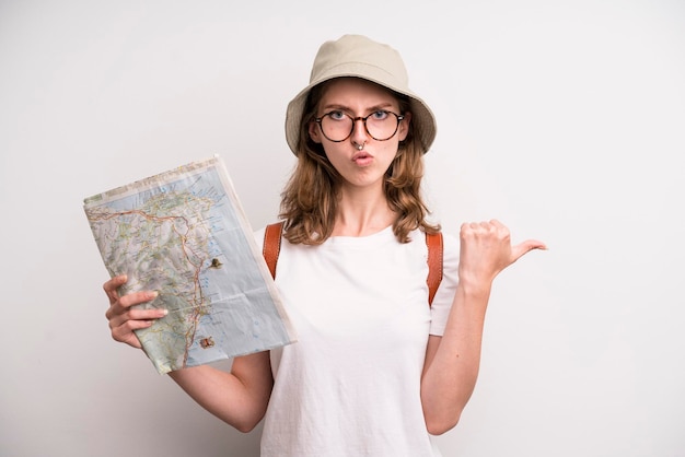 Молодая девушка с туристической концепцией карты города