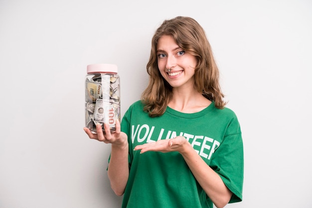 Молодая девушка с концепцией добровольца бутылки пожертвования банкнот
