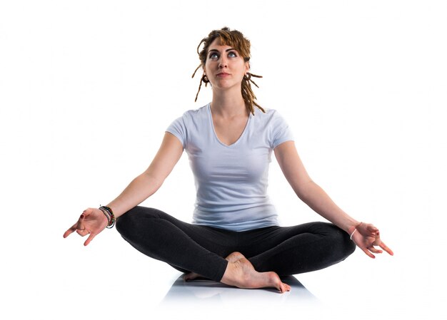 Photo young girl with dreadlocks doing yoga