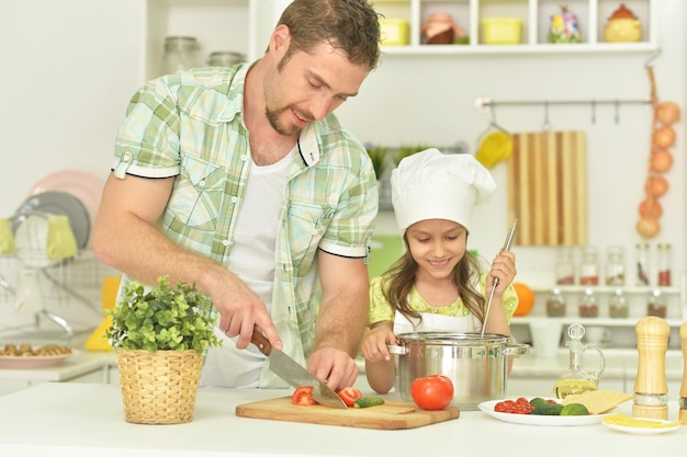 Giovane ragazza con il padre che cuoce in cucina