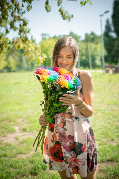 Una giovane ragazza con fiori sullo sfondo di una foresta verde