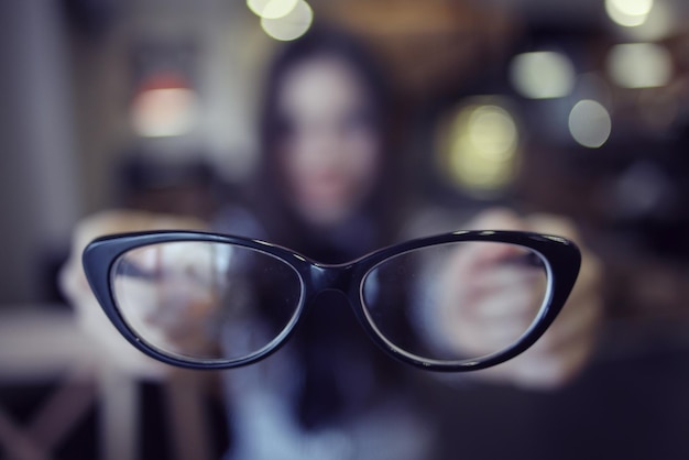 写真 眼鏡をかぶった若い女の子