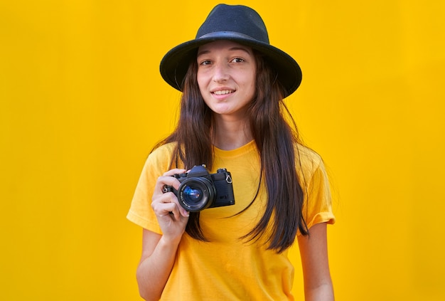 帽子と写真カメラを持つ少女