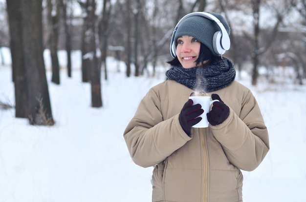 Photo young girl with headphones and coffee cup