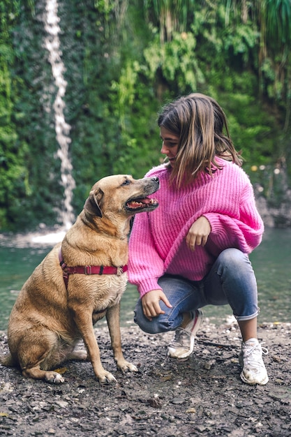 Фото Молодая девушка с ее собакой гуляя в природу