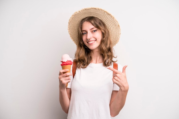 アイスクリームの夏のcocneptを持つ少女