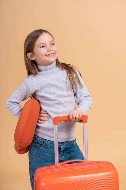 Photo young girl with neck pillow for traveling