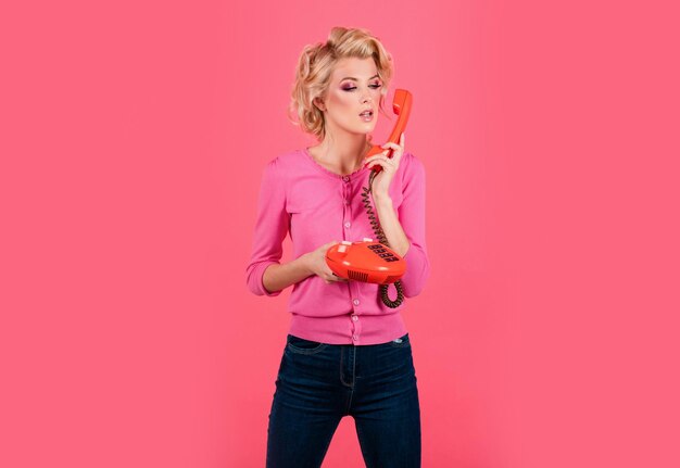 Foto ragazza con il vecchio telefono giovane donna felice con il ritratto del retro telefono di una donna attraente che usa a