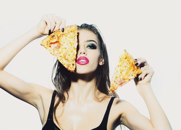 Молодая девушка с пиццей