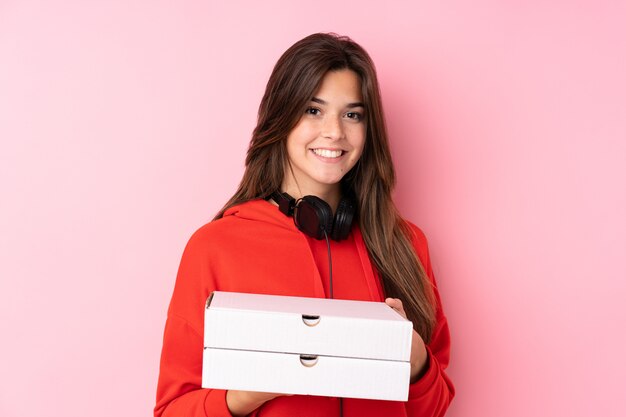 Ragazza con le pizze sopra la parete isolata