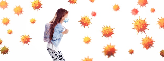 Foto ragazza con maschera di protezione contro il virus corona a scuola