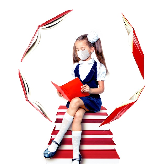 학교에서 코로나 바이러스에 대한 보호 마스크를 쓴 어린 소녀