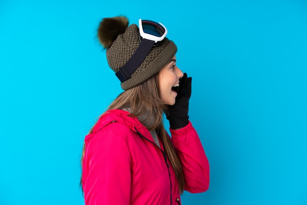 Photo young girl with winter hat over isolated wall