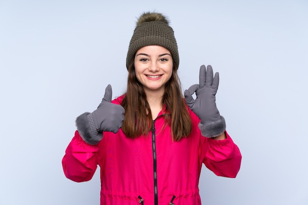 Foto ragazza giovane con cappello invernale