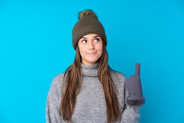 Foto giovane ragazza con cappello invernale