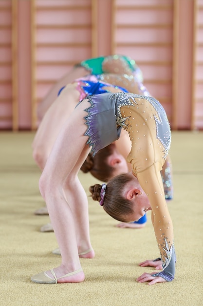 写真 体操をしている若い女の子。