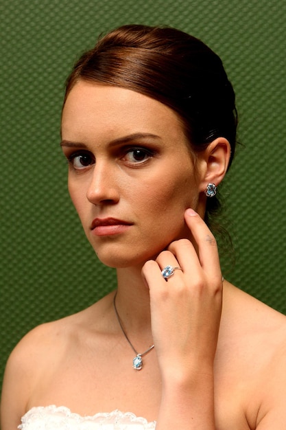 Photo young girls pose with silver jewelry