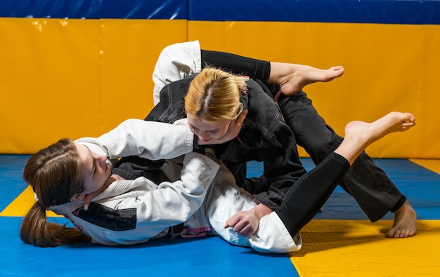 Photo young girls practice brazilian jiu jitsu in the gym