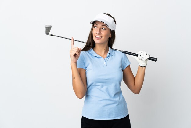 素晴らしいアイデアを指している孤立した白い背景の上の若いゴルファーの女性