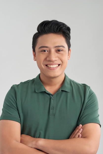 Photo young good looking man standing wearing a green tshirt white background