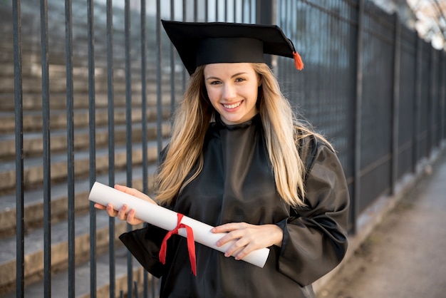 Photo young graduate going to the ceremony