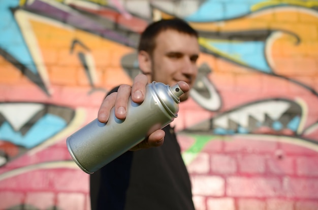 Il giovane artista di graffiti punta la sua bomboletta spray