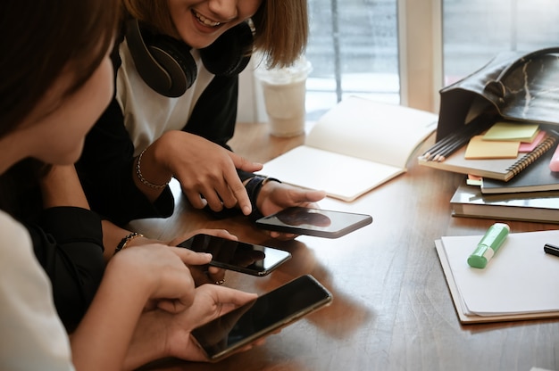 Photo young group of woman digital device technology connecting.