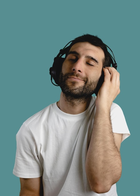 若い男はヘッドフォンで音楽を聴くことを楽しんでいます