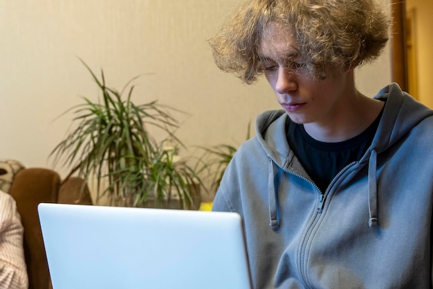 젊은 남자가 노트북을 통해 교육을 받고 있습니다. 원격 통신