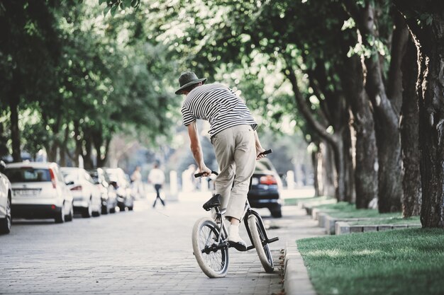 거리에서 bmx를 타고 점프하는 젊은 남자