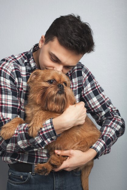 彼の犬を持つ若い男。