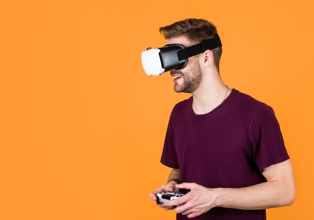 未剃り顔とスタイリッシュなの若い男 ワイヤレスVRヘッドセットを身に着け デジタルライフ