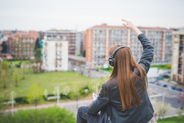 Musica d'ascolto della ragazza castana di giovane handosme