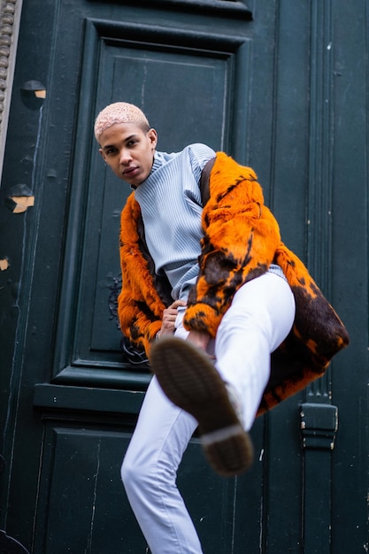 Photo young handsome african american man posing outdoors in paris. happy smile, fashion style.