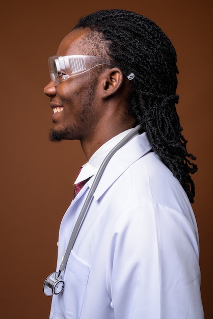 保護眼鏡をかけている若いハンサムなアフリカ人医師
